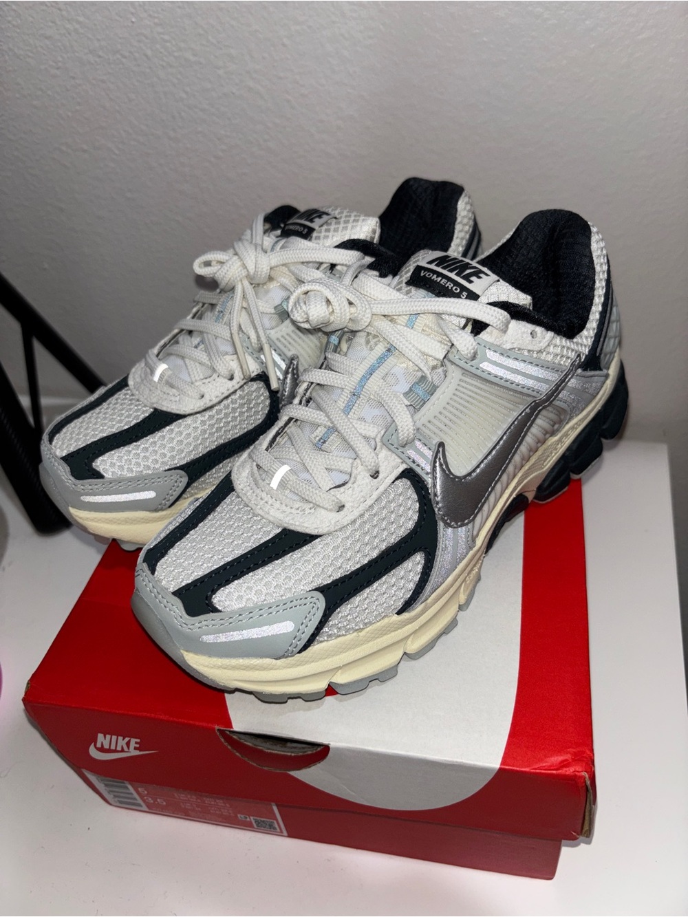 NEW Nike Vomero 5  Silver, White and Black Mesh Sneakers Women’s 5